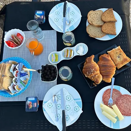 B. Sinis Bed & Breakfast *
