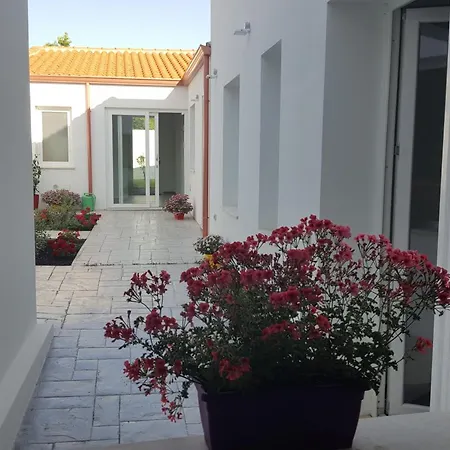 B. Sinis Bed and breakfast 4*